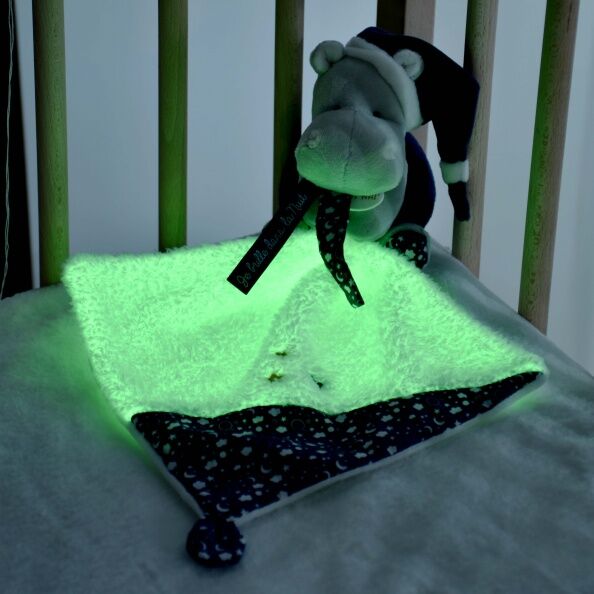  - je brille dans nuit - peluche avec hippopotame bleu blanc 25 cm 